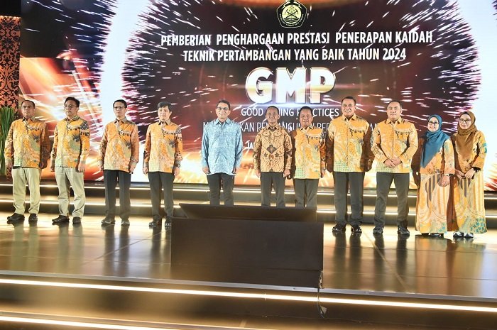 Kementerian ESDM memberikan penghargaan Good Mining Practice (GMP) Award 2024 kepada para badan usaha pertambangan. (Dok. minerba.esdm.go.id)