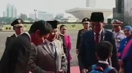 Wakil Presiden Terpilih Periode 2024 - 2029 Gibran Rakabuming Raka ikut menyambut langsung kedatangan Jokowi beserta Ibu Iriana Joko Widodo saat keduanya di Monas. (Dok. Tangkapan Layar Video)