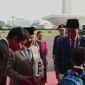 Wakil Presiden Terpilih Periode 2024 - 2029 Gibran Rakabuming Raka ikut menyambut langsung kedatangan Jokowi beserta Ibu Iriana Joko Widodo saat keduanya di Monas. (Dok. Tangkapan Layar Video)