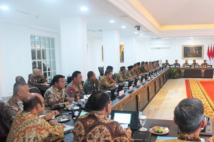 Presiden RI Prabowo Subianto memimpin rapat kabinet perdana di Istana Merdeka. (Facebook.com @Setkab RI)

