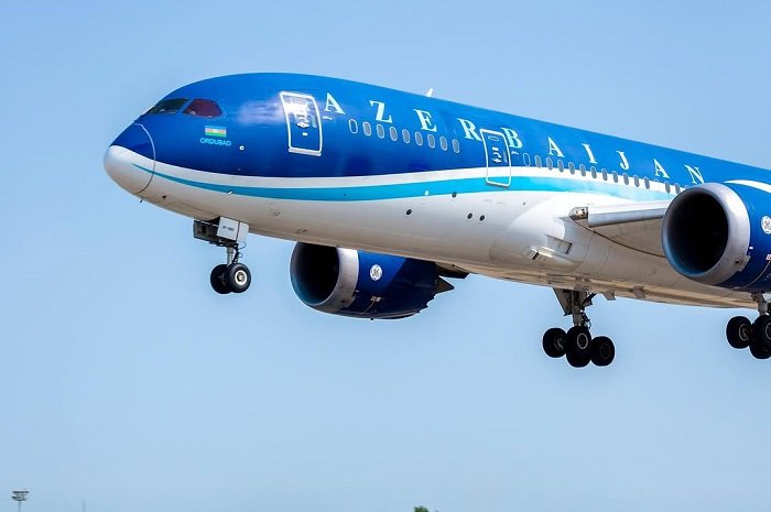 Pesawat Azerbaijan Airlines. (Insstagram.com @azerbaijanairlines)