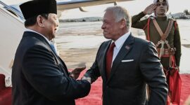 Presiden Republik Indonesia Prabowo Subianto tiba di Amman dengan penyambutan yang spesial oleh Raja Yordania, Abdullah II bin Al-Hussein. (Instagram.com @presidenrepublikindonesia)