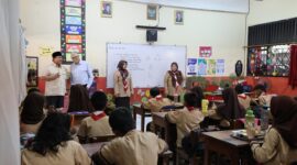 Presiden RI Prabowo Subianto dan tokoh filantropi dunia sekaligus pendiri Microsoft Bill Gates di SDN Jati 03 Pulogadung, Jakarta Timur. (Dok. Tim Media Prabowo)