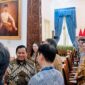 Presiden RI Prabowo Subianto menerima kunjungan para pengusaha dari grup-grup besar Korea Selatan di Istana Merdeka. (Facebook.com @Setkab RI)