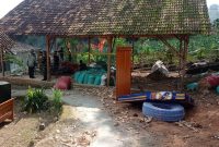 Api berkobar dari sumur minyak rakyat di Blora, meninggalkan duka mendalam bagi keluarga korban. (Dok. Tangkapan layar video)