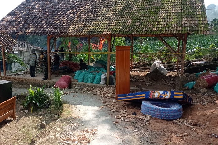 Api berkobar dari sumur minyak rakyat di Blora, meninggalkan duka mendalam bagi keluarga korban. (Dok. Tangkapan layar video)